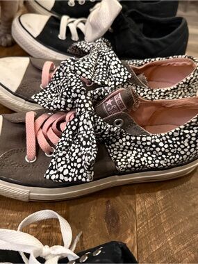 Converse Low Top Sneakers in Brown, Black & Pink with Bow Accent